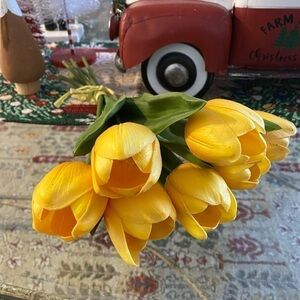 REALISTIC BUNCH OF YELLOW TULIPS